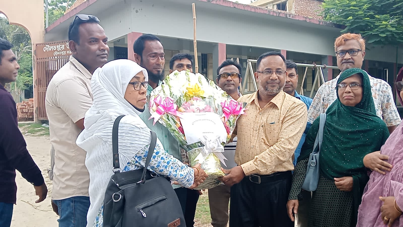 দৌলতপুর উচ্চ বিদ্যালয়ে নবগঠিত ম্যানেজিং কমিটি।