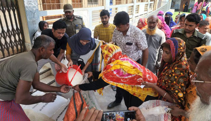 বাঘায় অসহায় পরিবার পেল ঈদের উপহার।