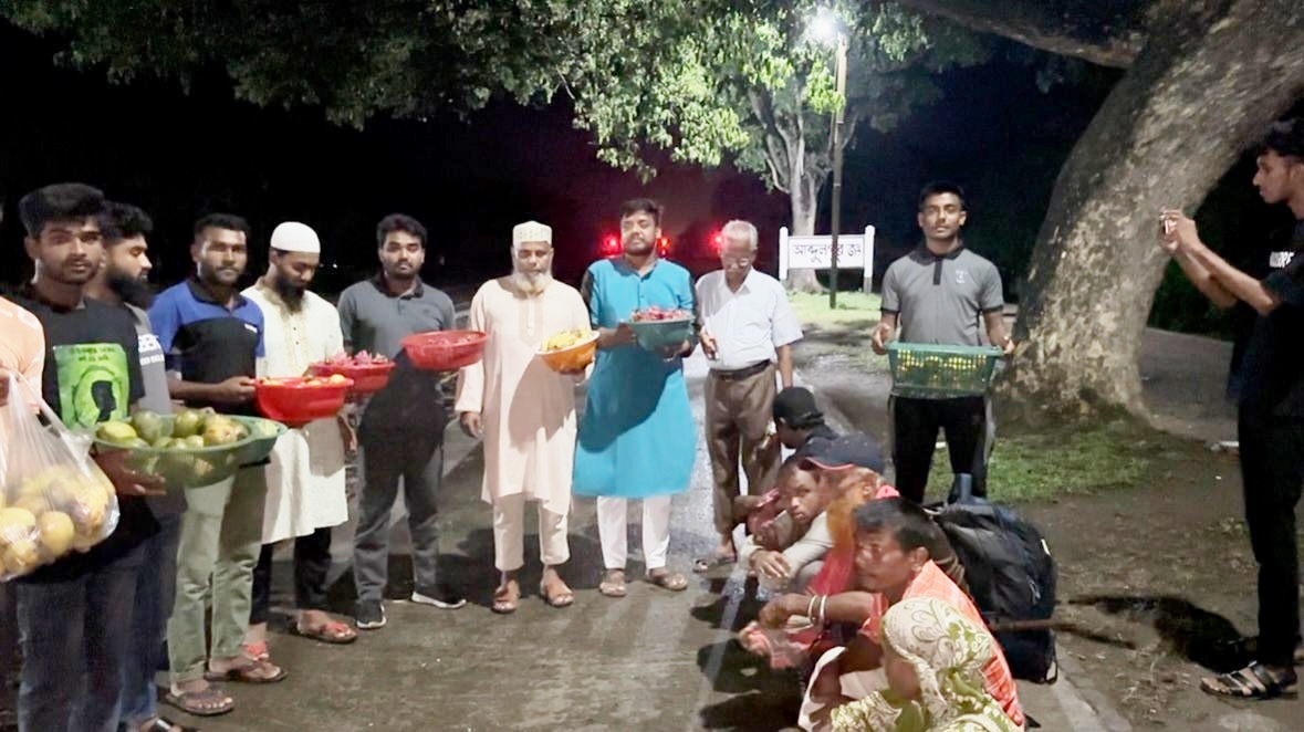 নাটোরের লালপুরে এক ব্যতিক্রমী ফল উৎসব অনুষ্ঠিত হয়েছে।