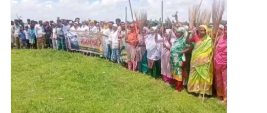 মেঘনার তীরে বালু খেকোদের বিরুদ্ধে মানববন্ধন ও বিক্ষোভ।