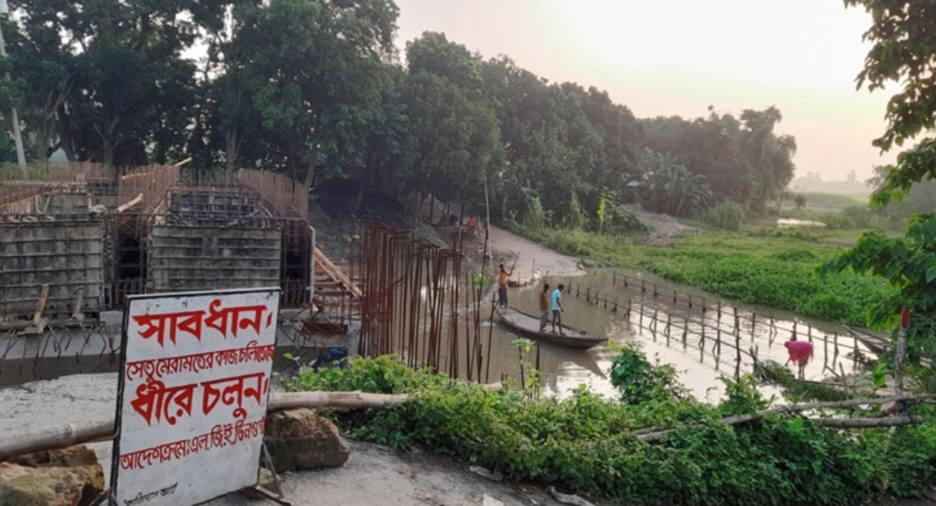 নওগাঁর আত্রাইয়ে খালের উপর নির্মাণাধীন ব্রিজের কাজ দুই মাসেও শেষ না হওয়ায় জনদুর্ভোগ চরম আকার ধারণ করেছে।