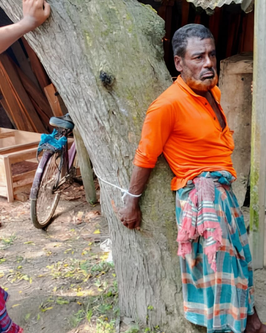 রাজশাহীতে ভ্যানচালক’কে গাছে বেঁধে নির্যাতন