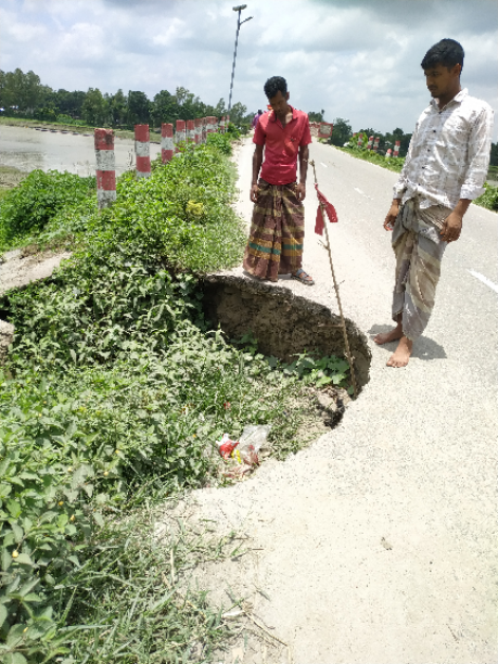 সরিষাবাড়ীর কৃষ্ণপুরে রাস্তার গর্তে দুর্ঘটনার আশঙ্কা, সংস্কারের দাবি স্থানীয়দের