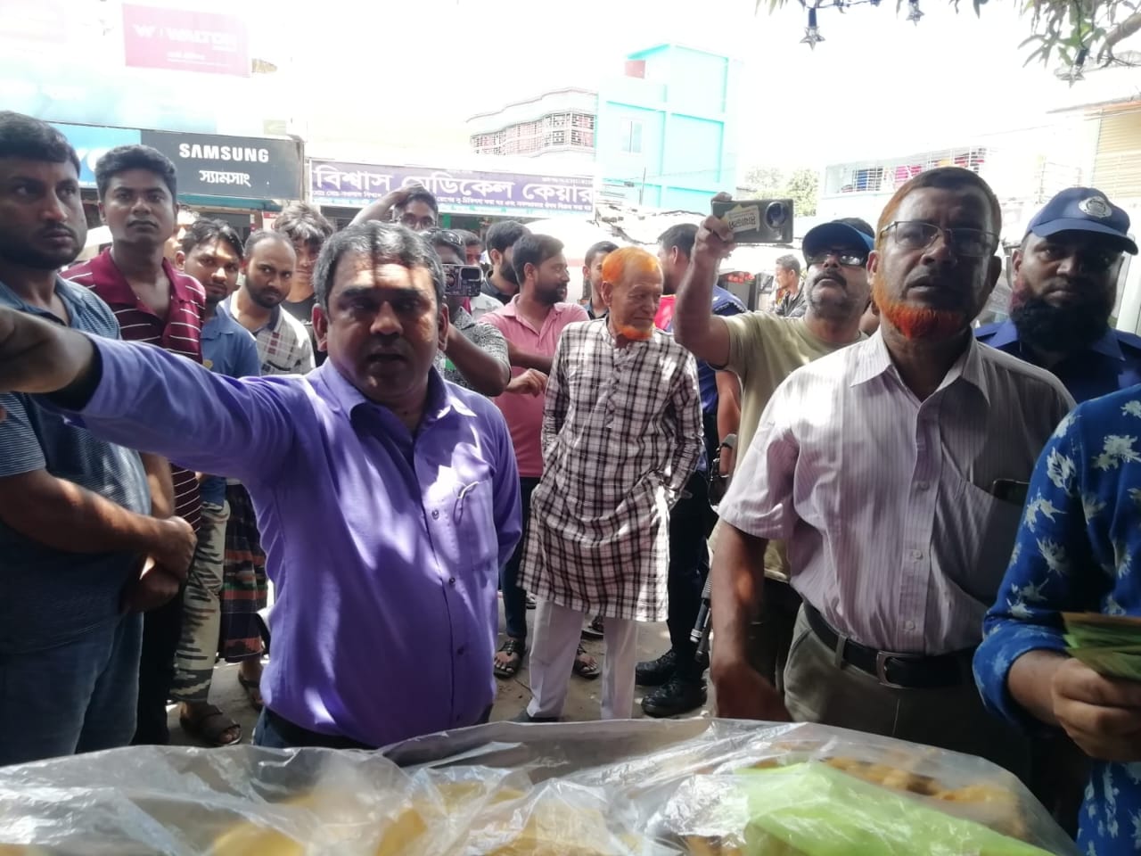 চুয়াডাঙ্গায় জাতীয় ভোক্তা অধিকার সংরক্ষণ অধিদপ্তরের অভিযানে ৩টি প্রতিষ্ঠানকে ৫৫ হাজার টাকা জরিমানা।