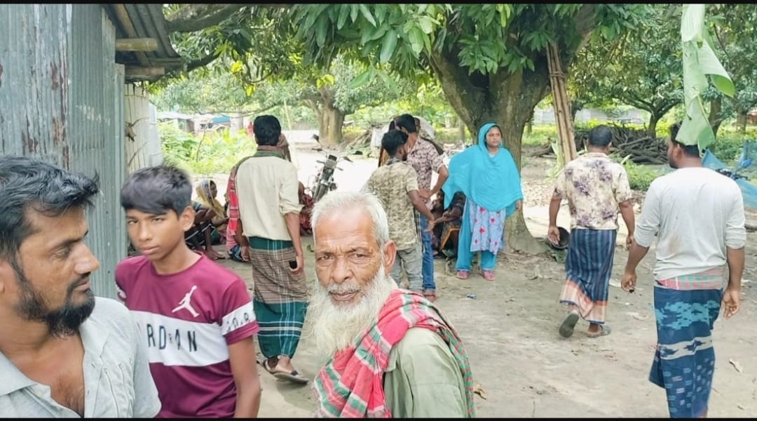 চুয়াডাঙ্গার দামুড়হুদার চারুলিয়ায় ঋণের টাকায় কেনা পাখিভ্যান চুরি : হতাশ দিনমজুর মোস্তফা কামাল।