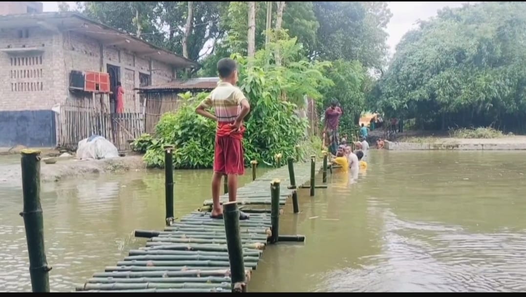 চুয়াডাঙ্গার দামুড়হুদা চন্দ্রবাসে পানিবন্দি মানুষদের পাশে দাঁড়ালেন চেয়ারম্যান শফি