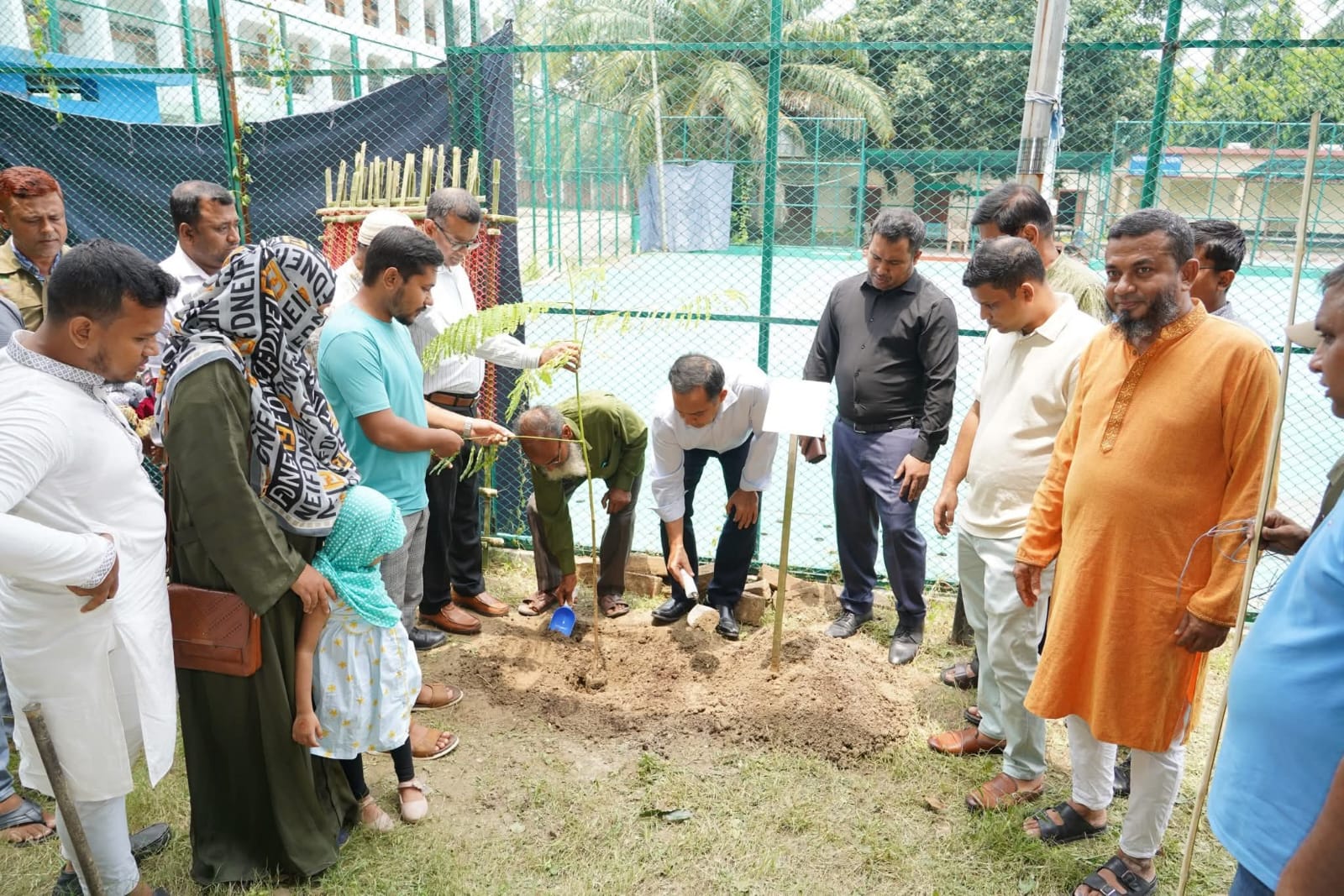 চুয়াডাঙ্গায় জুলাই-আগস্ট গণঅভ্যুত্থান বীর সন্তানদের স্মরণে “এক শহিদ, এক বৃক্ষ” কর্মসূচি অনুষ্ঠিত