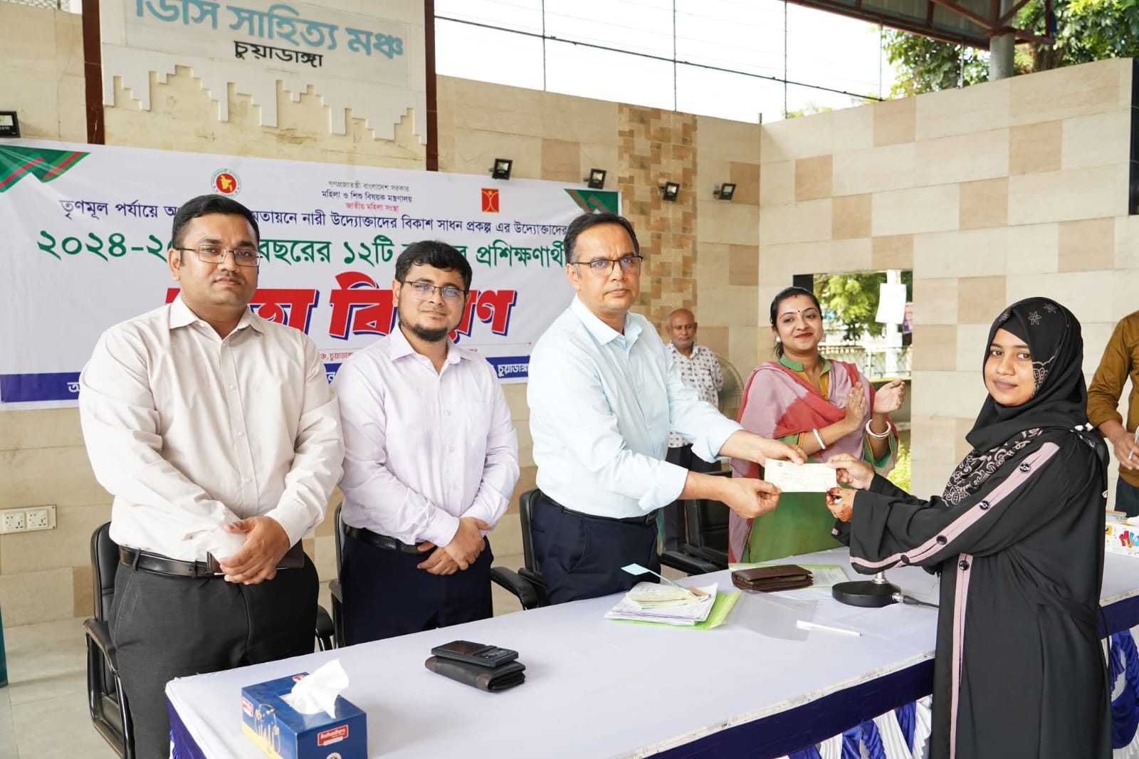চুয়াডাঙ্গায় জাতীয় মহিলা সংস্থার প্রশিক্ষণার্থীদের মাঝে ভাতা প্রদান।