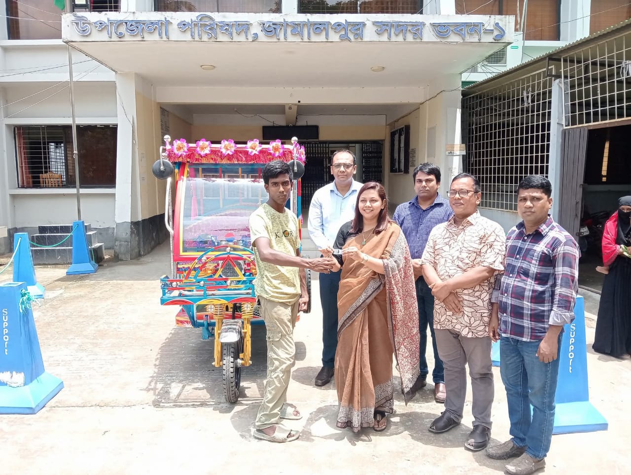 জামালপুরে প্রতিবন্ধী শাহীনকে দেওয়া হলো উপজেলা প্রশাসনের উপহার।