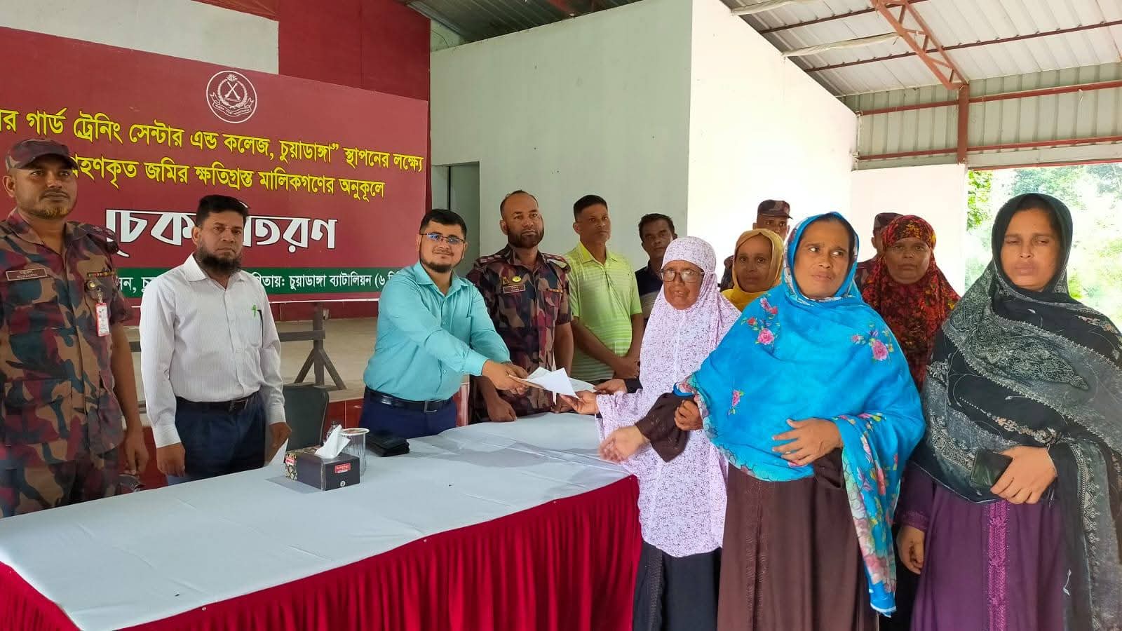 চুয়াডাঙ্গার বর্ডার গার্ড ট্রেনিং সেন্টারে চুয়াডাঙ্গা প্রকল্পের ক্ষতিপূরণ বাবদ ৫ টি এলএ চেক প্রদান।