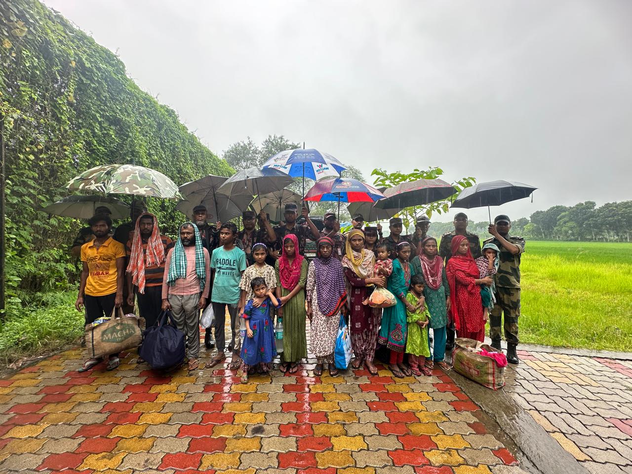 ভারতে অনুপ্রবেশকারী ১৫ বাংলাদেশী নাগরিককে হস্তান্তর।
