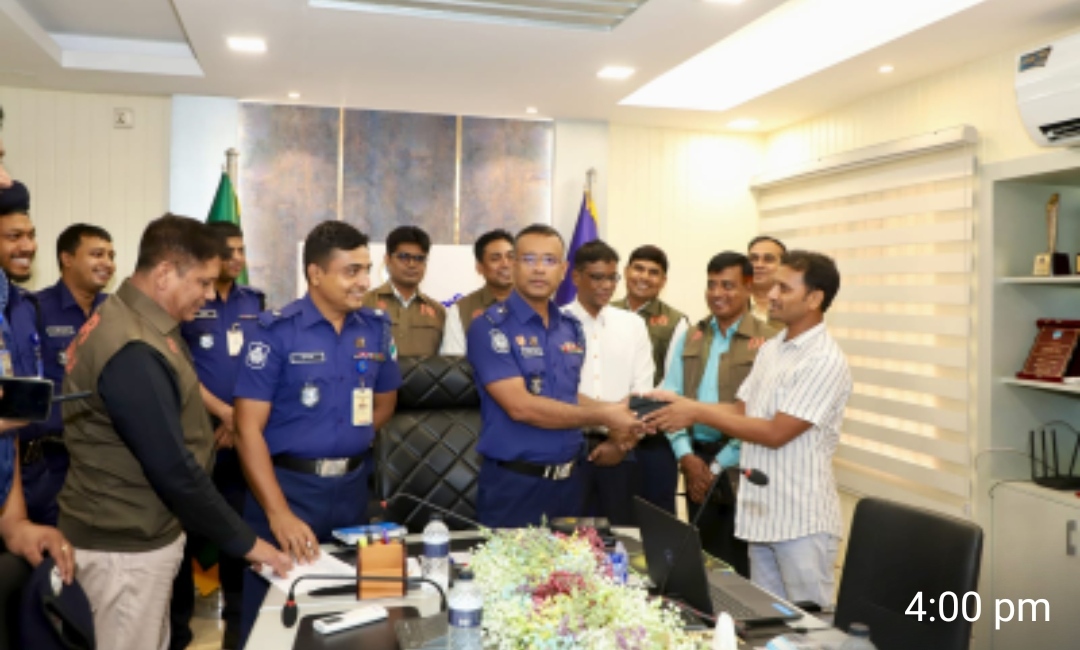সাইবার ক্রাইম ইনভেস্টিগেশন সেল কর্তৃক মোবাইল ফোন ও মোবাইল ফিন্যান্সিয়াল সার্ভিসের মাধ্যমে সংঘটিত প্রতারণার অর্থ উদ্ধার পূর্বক ভুক্তভোগীদের মাঝে আনুষ্ঠানিক হস্তান্তর করলেন পুলিশ সুপার,চুয়াডাঙ্গা।