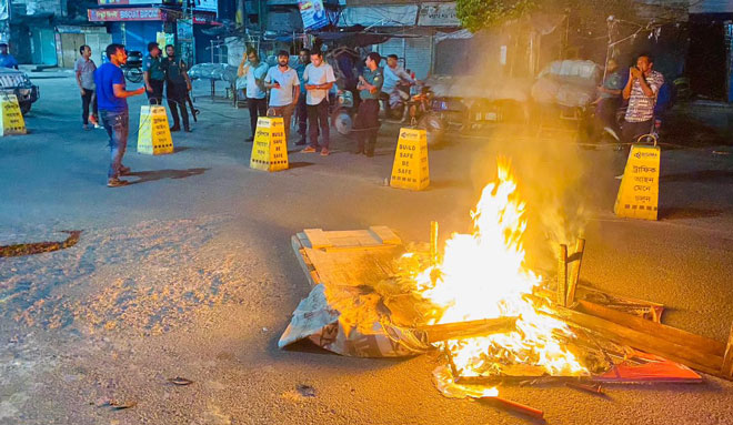 রাজশাহীতে জাতীয় পার্টির অফিসে আগুন।