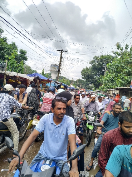 সরিষাবাড়ী উপজেলার আরাম নগর বাজারে চলমান কাজের ধীরগতি, ভোগান্তিতে সাধারণ মানুষ।
