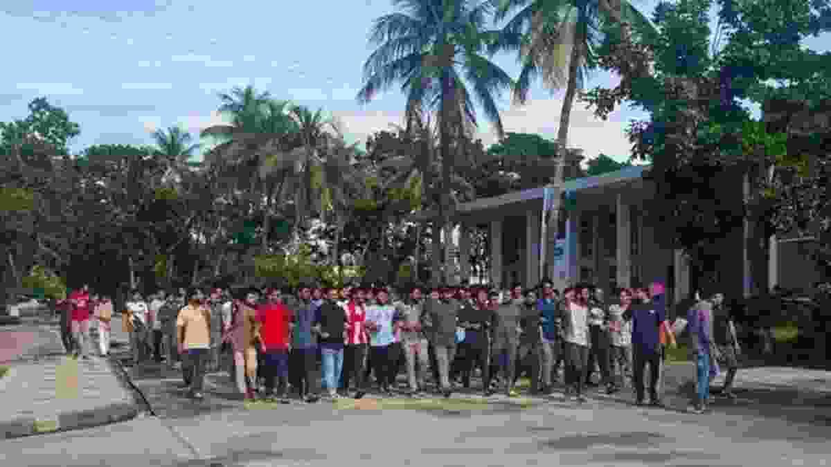 কুয়েট শিক্ষার্থীদের রেললাইন অবরোধ।