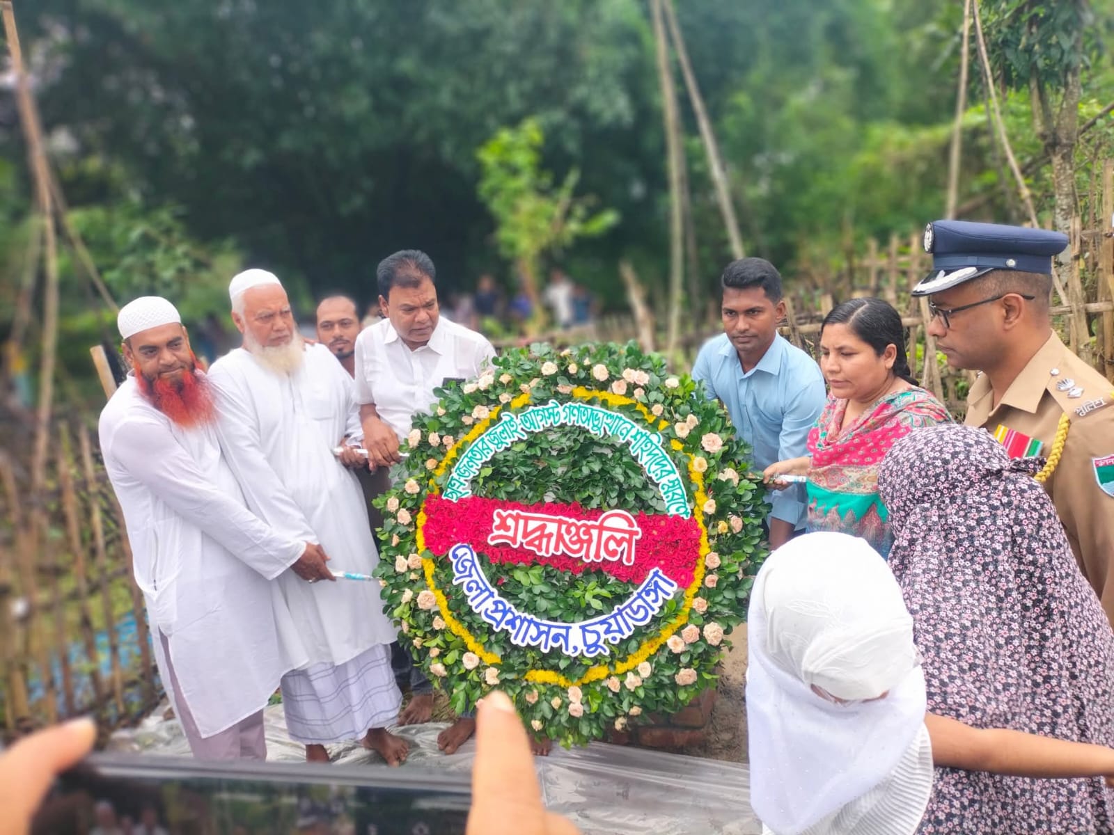চুয়াডাঙ্গায় জুলাই শহীদের কবরে পুস্পস্তবক অর্পণ ও মোনাজাত