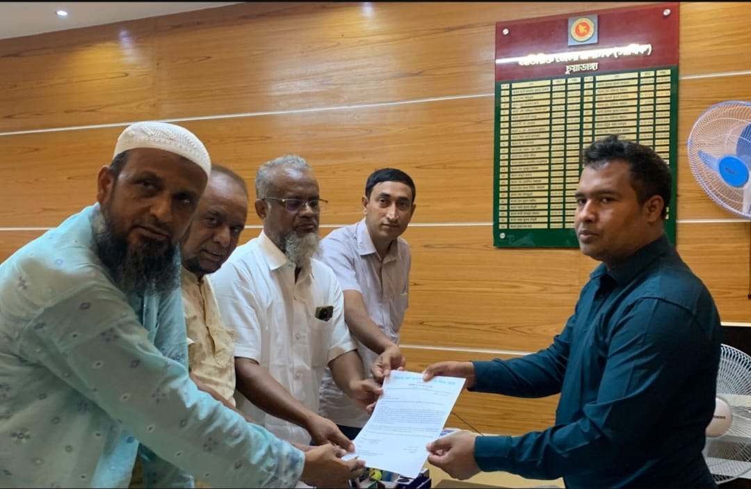 চুয়াডাঙ্গায় বিএডিসি ডিলারদের মাধ্যমে ইউরিয়া ও আমদানিকৃত সার সরবরাহের দাবিতে চুয়াডাঙ্গায় স্মারকলিপি।