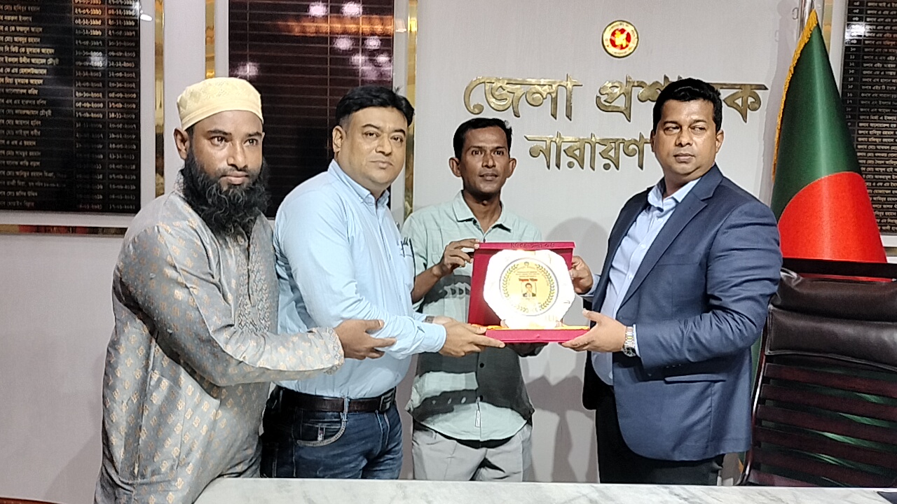 কর্ম দক্ষতা, জনকল্যাণমুখী ও মানবিকতা কার্যক্রমে বিশেষ ভূমিকা রাখায় নারায়ণগঞ্জ জেলা প্রশাসক কে সম্মাননা স্মারক প্রদান।