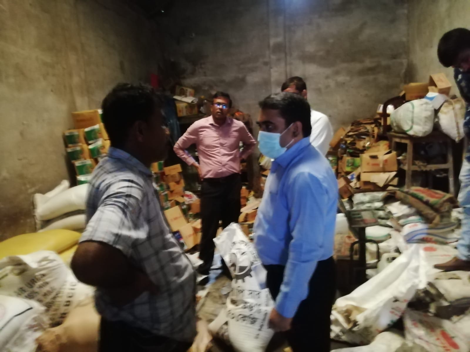 চুয়াডাঙ্গায় ভোক্তার অভিযানে দুটি প্রতিষ্ঠানকে ৬৫ হাজার টাকা জরিমান।