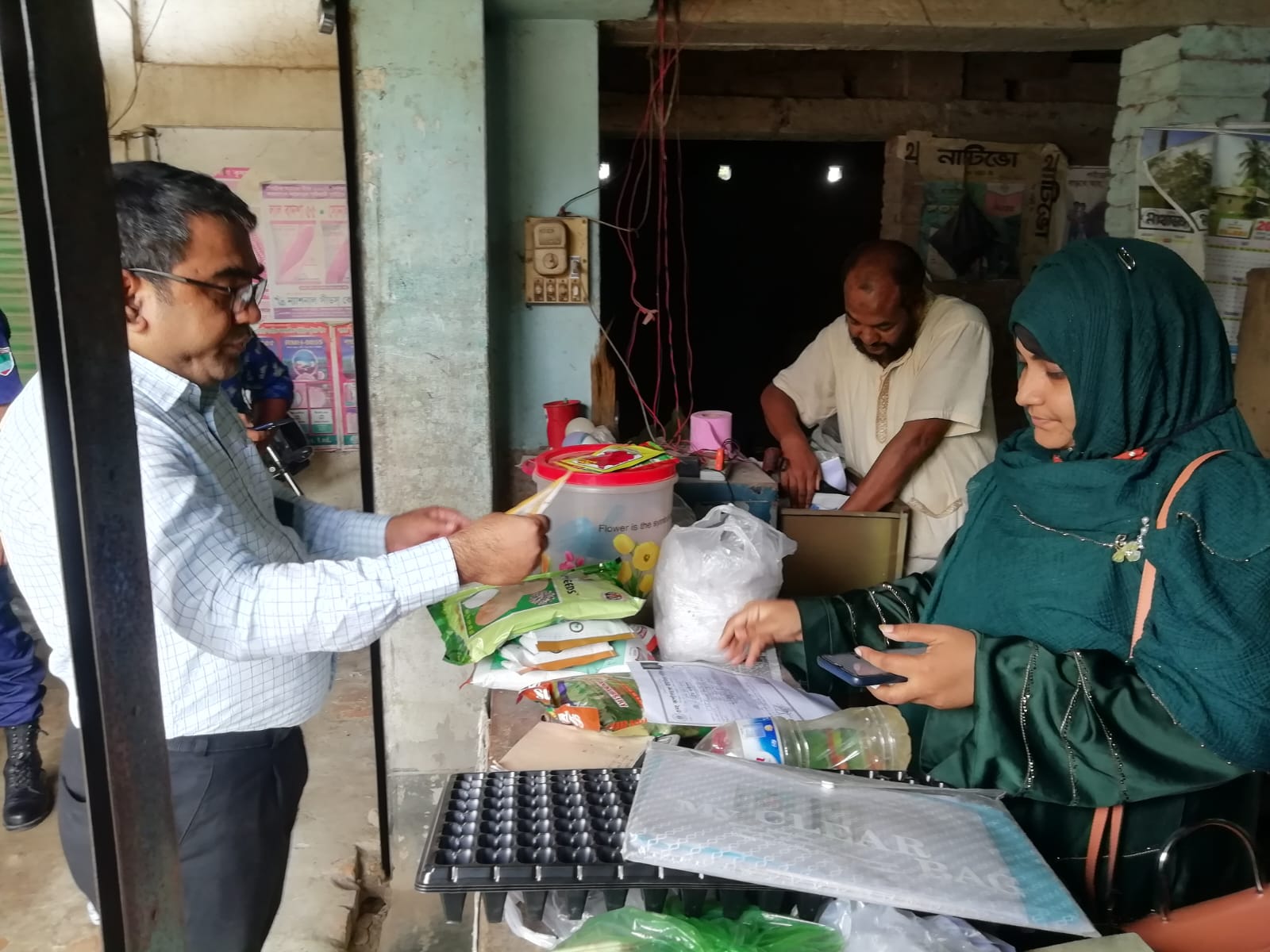 চুয়াডাঙ্গায় ভোক্তার অভিযানে ৩ টি প্রতিষ্ঠান কে ৩২ হাজার টাকা জরিমান।