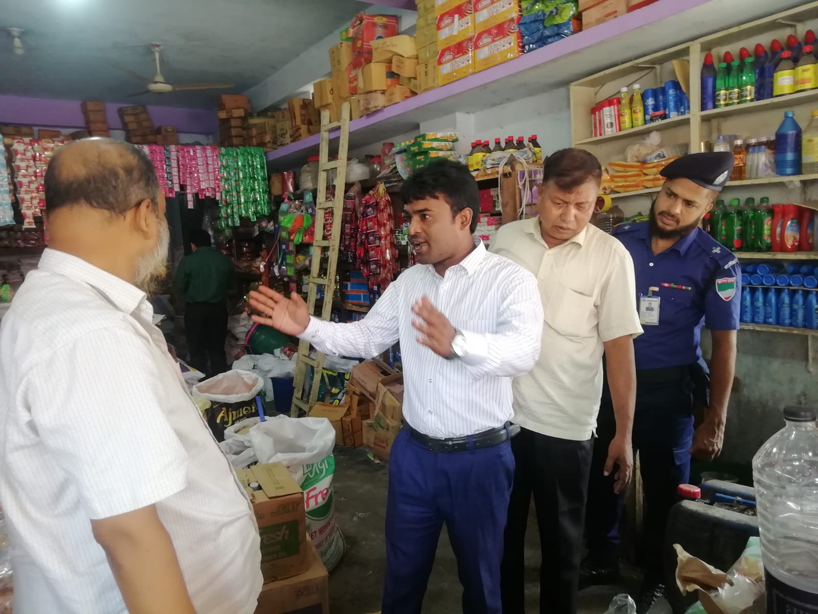 চুয়াডাঙ্গায় ভোক্তার অভিযানে ২টি প্রতিষ্ঠানকে ৮০ হাজার টাকা জরিমানা।