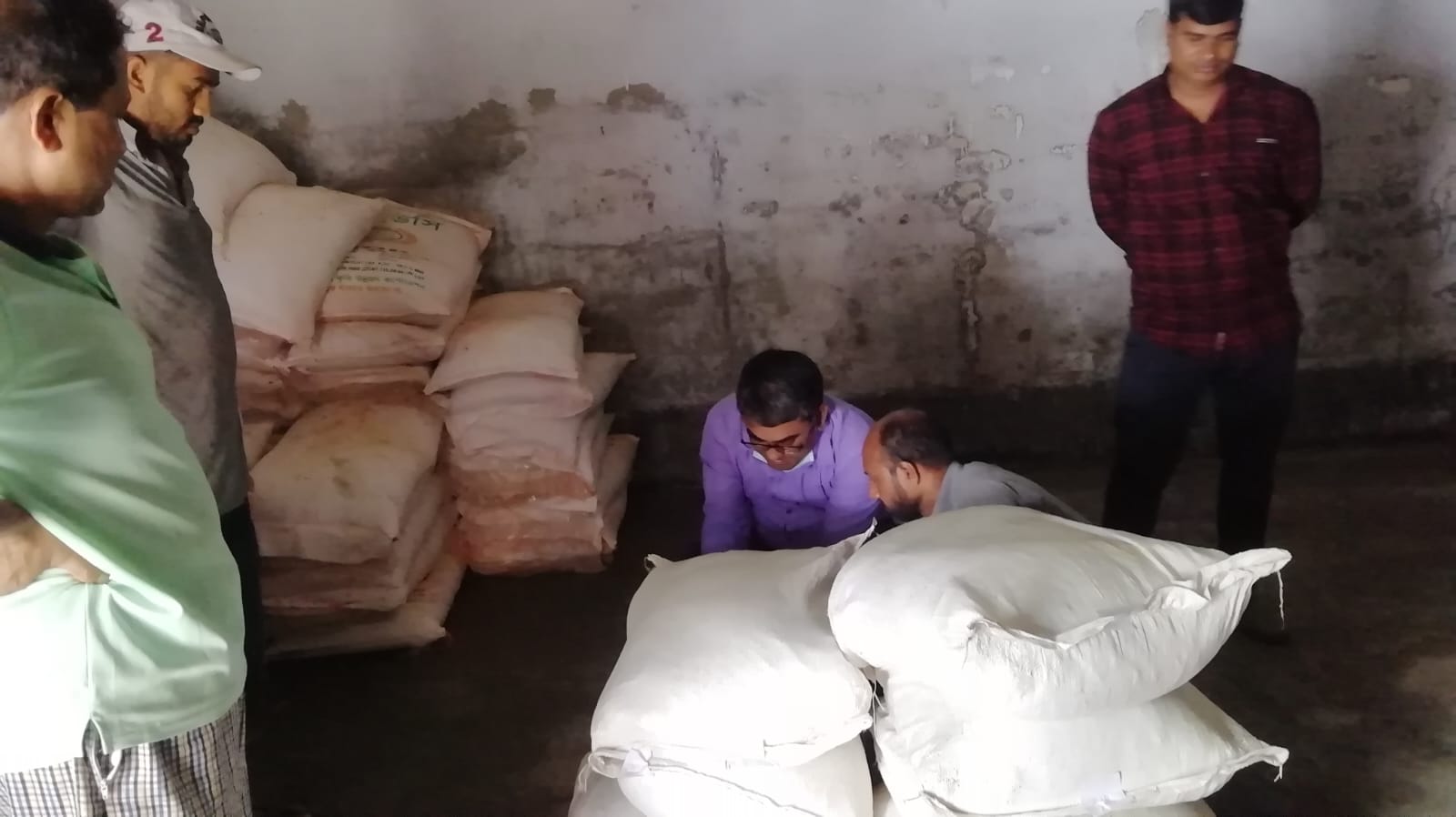 চুয়াডাঙ্গায় ভোক্তার অভিযান বেশি দামে সার বিক্রি করায় ১টি প্রতিষ্ঠানকে ১ লক্ষ টাকা জরিমানা।