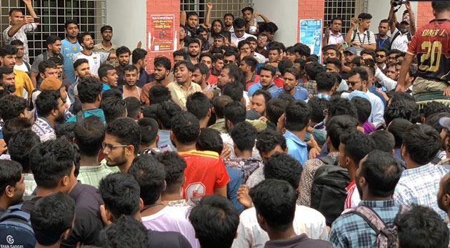 রাবিতে তালা ভেংগে মনোনয়নপত্র বিতরণ।