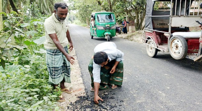 হাত দিলেই উঠে যাচ্ছে রাস্তার কার্পেটিং।