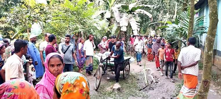সাদুল্লাপুরে ঝোপের ভেতর থেকে নারীর লাশ উদ্ধার। ‎
