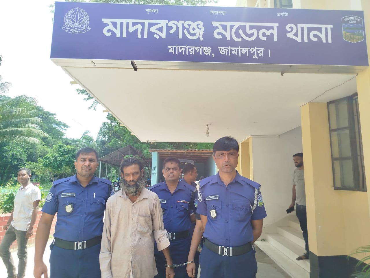 মাদারগঞ্জ উপজেলায় শিশু ধর্ষণের অভিযোগে গ্রেফতার -১