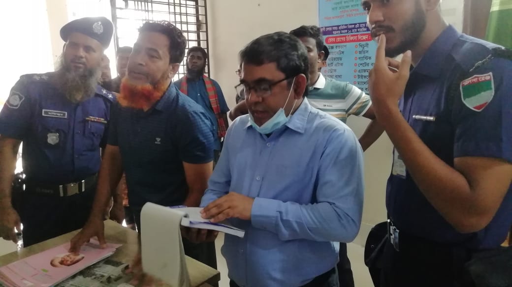 চুয়াডাঙ্গায় ভোক্তা অধিকারের অভিযান মেয়াদ উত্তীর্ণ ঔষধ ও রিএজেন্ট সংরক্ষণ, দুই প্রতিষ্ঠানকে ৭৫ হাজার টাকা জরিমানা।