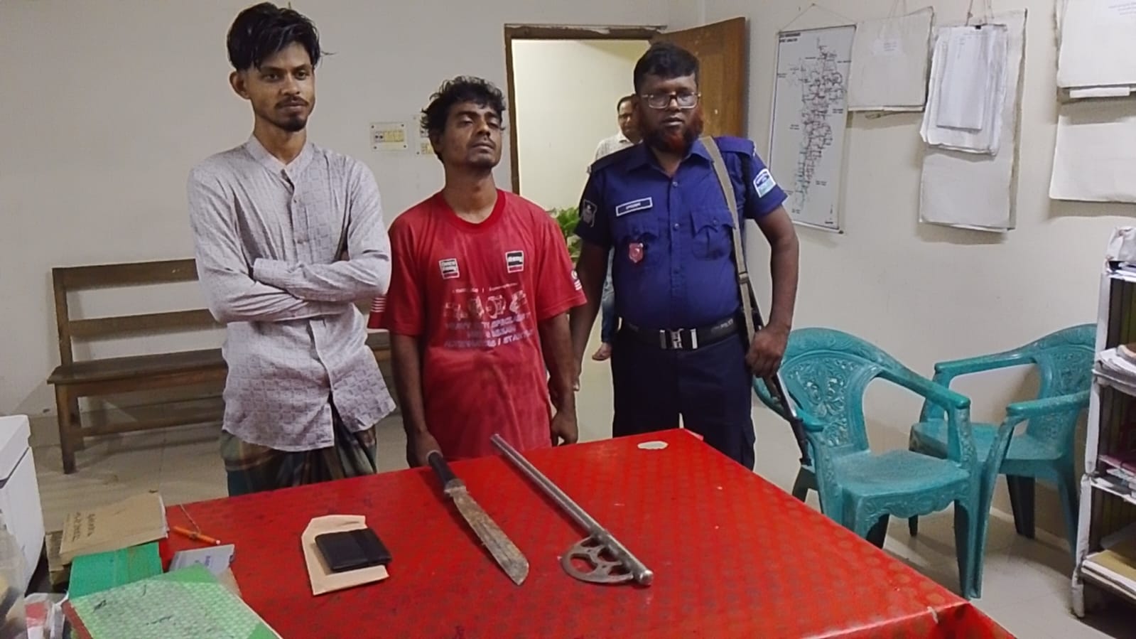 সরিষাবাড়ীতে সাংবাদিকের বাড়িতে হামলা যৌথ বাহিনীর অভিযানে দুইজন আটক।