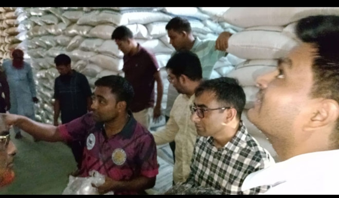 বাগমারার সরকারী খাদ্য গুদামে পচা চাল।