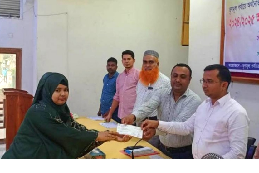 সরিষাবাড়ীতে ২৫০ জন নারী উদ্যোক্তার মাঝে চেক বিতরণ