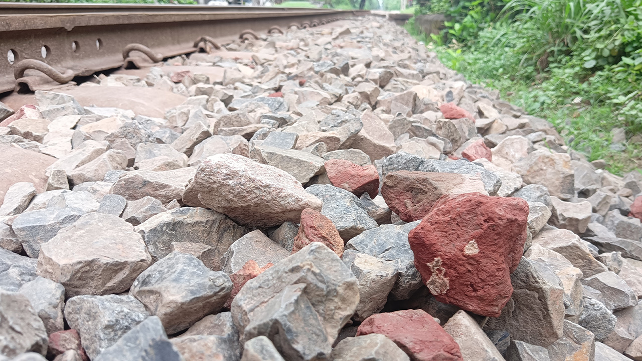 রেললাইনে পাথরের সঙ্গে ইটের খোয়া