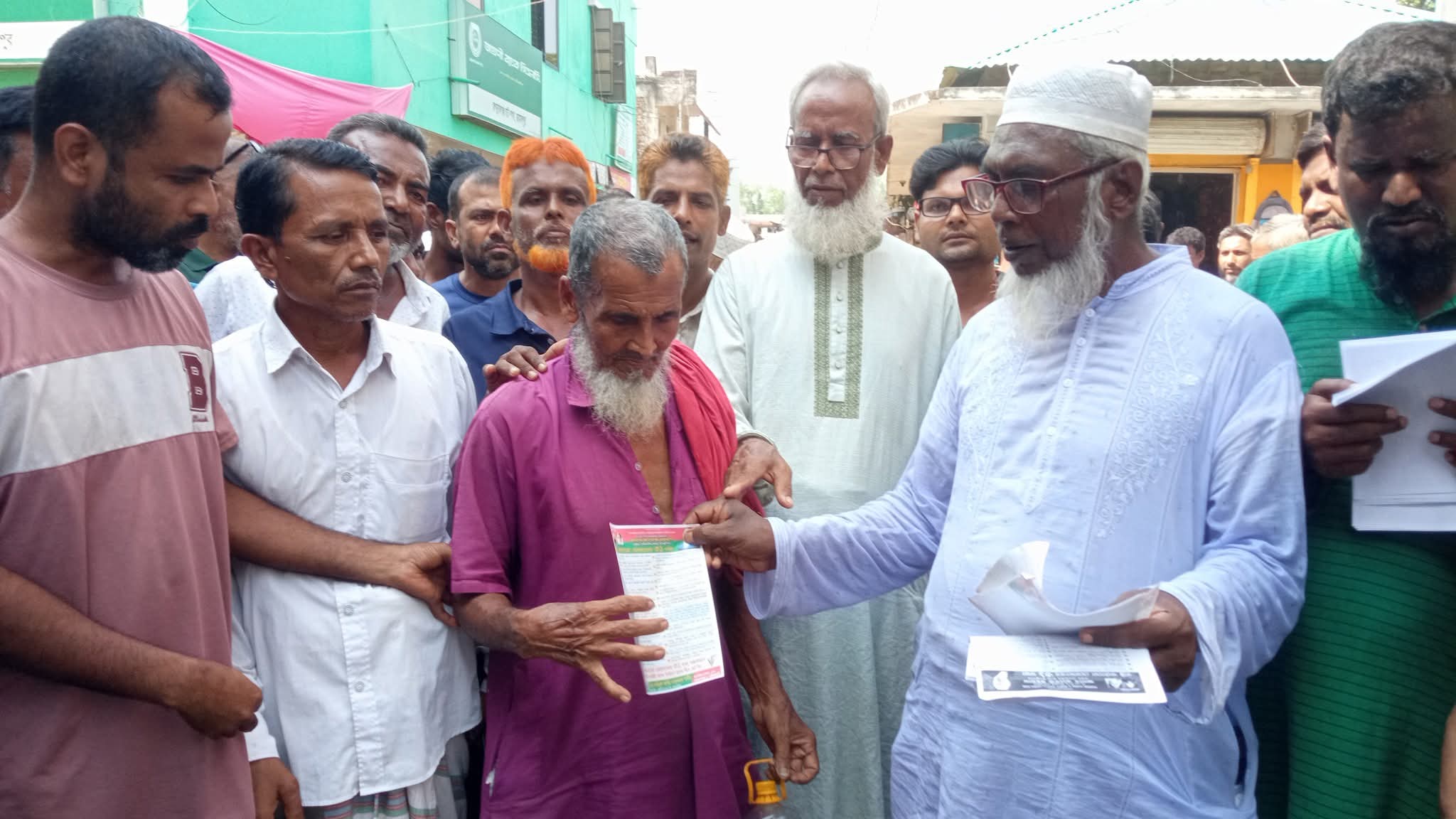 জামালপুর-৪ সরিষাবাড়ীতে ধানের শীষের সমর্থনে ৩১ দফার লিফলেট বিতরণ