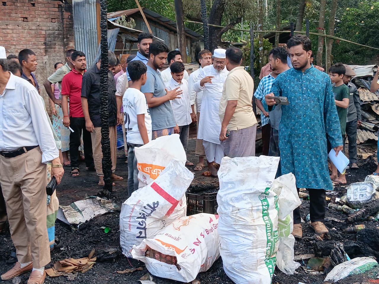 বান্দরবানে থানচির উপজেলায় বলীবাজারে অগ্নিকাণ্ডে ক্ষতিগ্রস্তদের সহায়তা দিল জামায়াতের আমির।