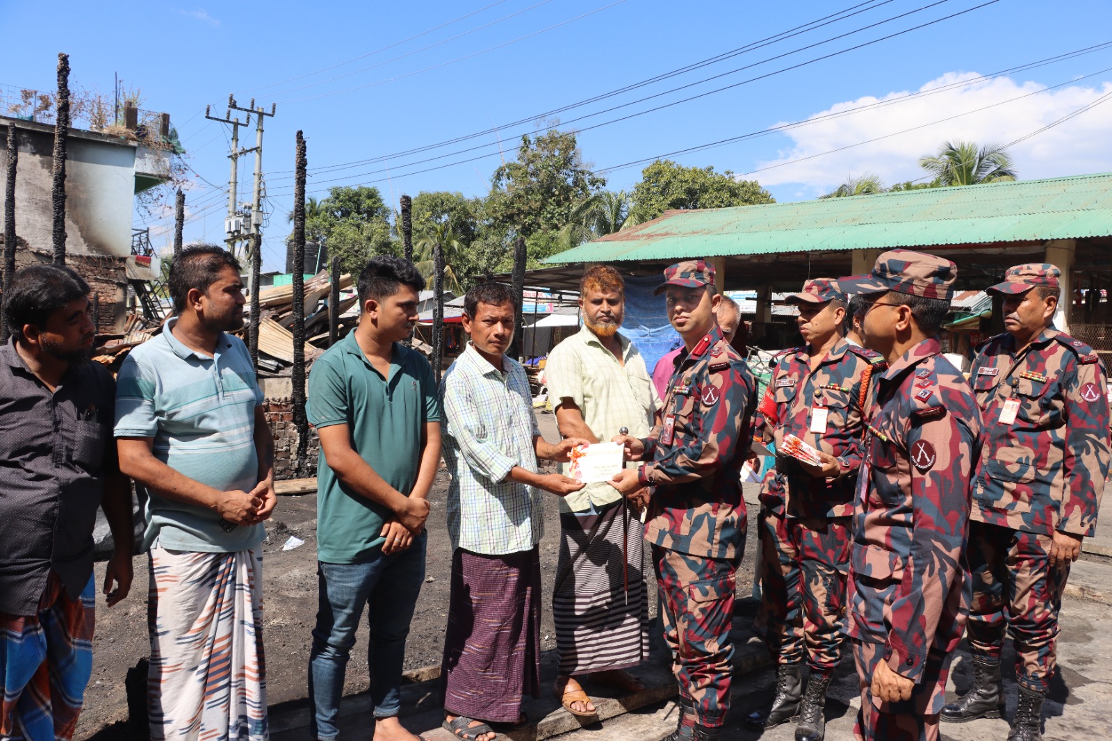 অগ্নিকান্ড ক্ষতিগ্রস্তদের বিজিবি মানবিক সহায়তা