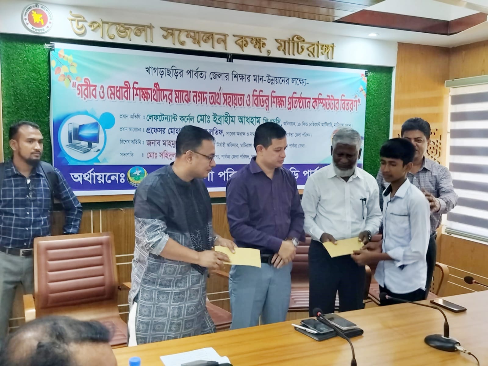 বান্দরবানের থানচি উপজেলার সম্প্রতিকালের বলিবাজারের অগ্নিকান্ড ক্ষতিগ্রস্ত ১৩ দোকান ব্যবসায়ীদের পাশে দাড়াইলেন বান্দরবান পার্বত্য জেলা পরিষদ।