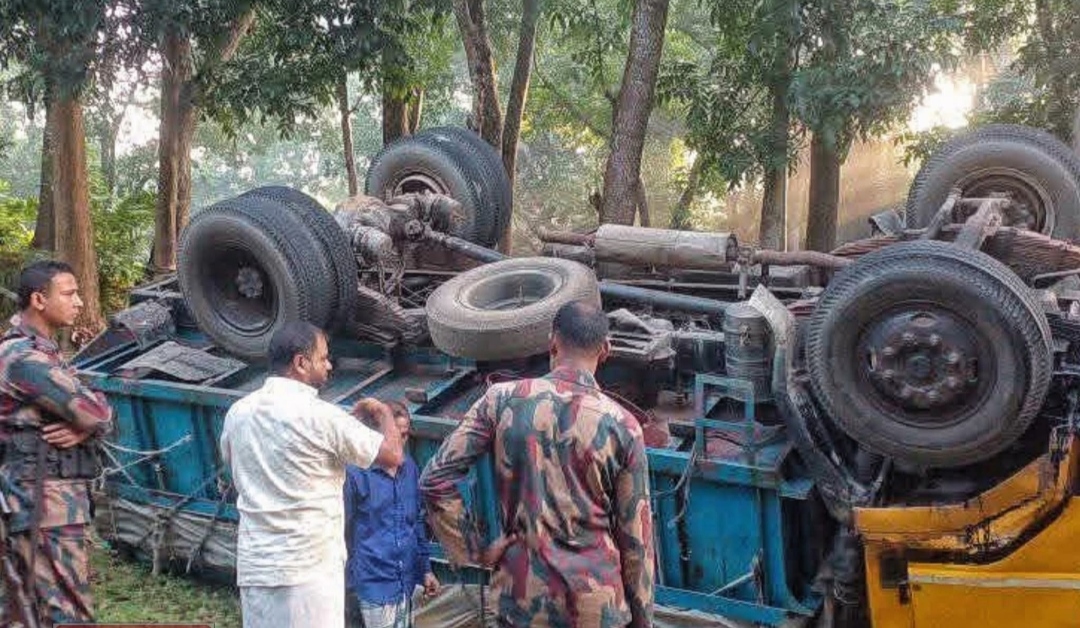 খাগড়াছড়ির রামগড়ে ট্রাক উল্টে চালক-হেলপার আহত