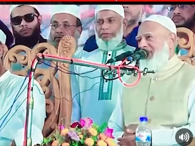 হাটহাজারী মাদ্রাসায় ডা. শফিকুর রহমানের বক্তব্য: রক্তমাখা চাদরে শহীদি মৃত্যুর আকাঙ্ক্ষা প্রকাশ করেন।