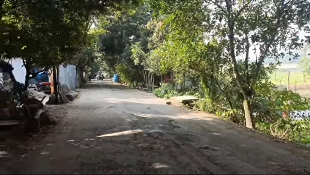 টুঙ্গিপাড়ায় রাস্তার বেহাল দশা, দুর্ভোগে জনগণ। দেখার কেউ নেই।”