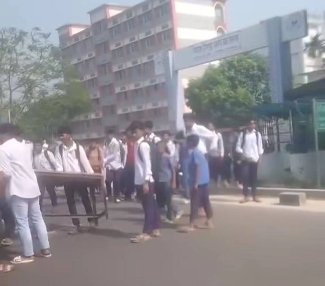 টুঙ্গিপাড়ায় অভিভাবক ও শিক্ষকের মধ্যে বাক-বিতন্ডার জেরে সড়ক অবরোধ