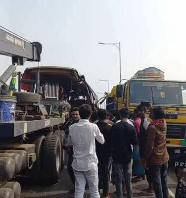 মাদারীপুরে ঢাকা-ভাঙ্গা এক্সপ্রেসওয়েতে বাস-ট্রাক সংঘর্ষে ৩ জন নিহত,আহত ১৫