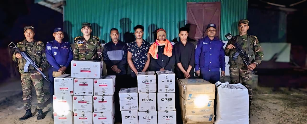 রাজস্থলীতে সেনাবাহিনীর সাঁড়াশি অভিযানে ২১ লক্ষ টাকার বিদেশী সিগারেট জব্দ