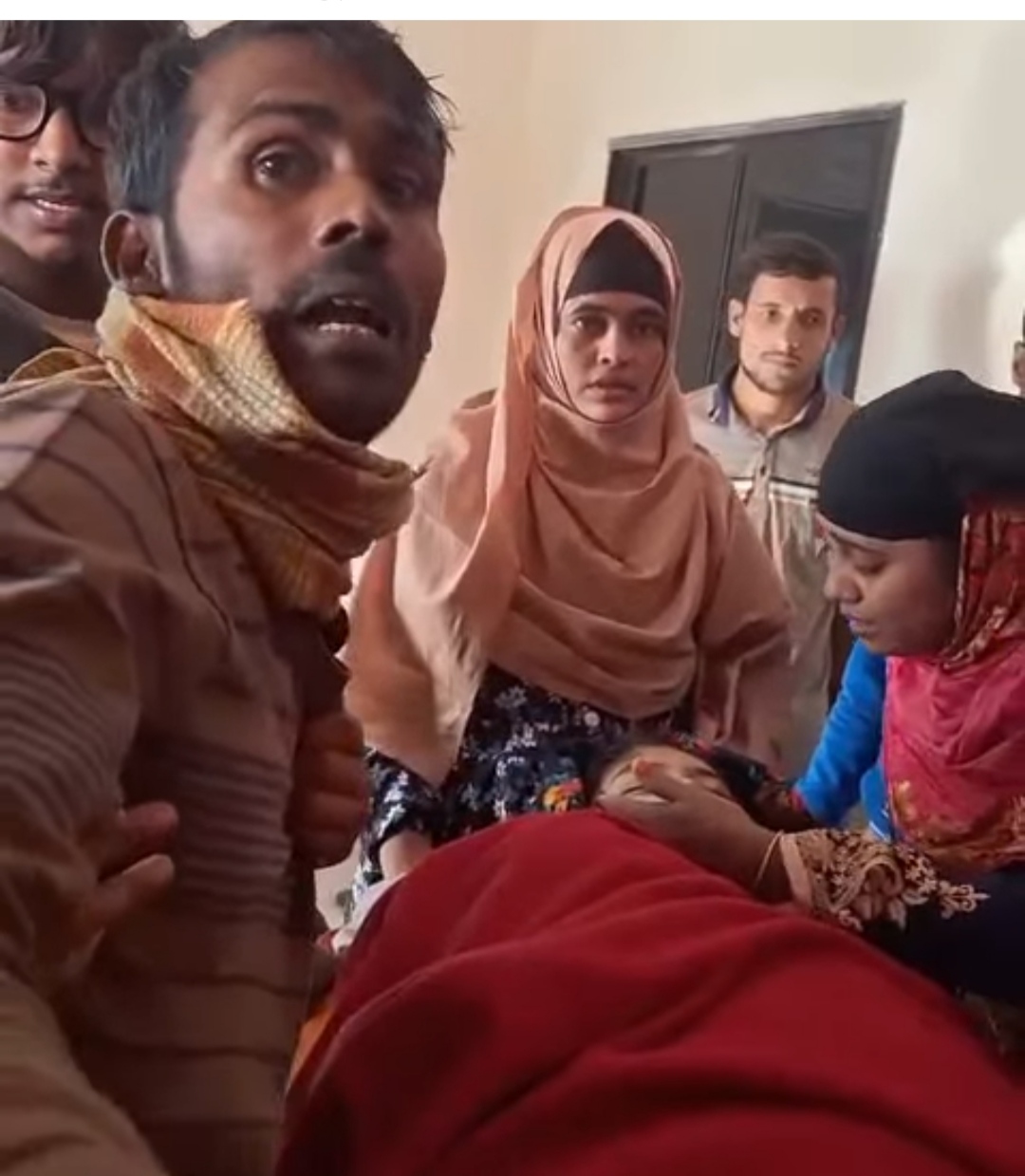মোংলায় রাব্বি ক্লিনিকের চিকিৎসদের গাফলিতর কারণে সিজারিন নারীর মৃত্যু।