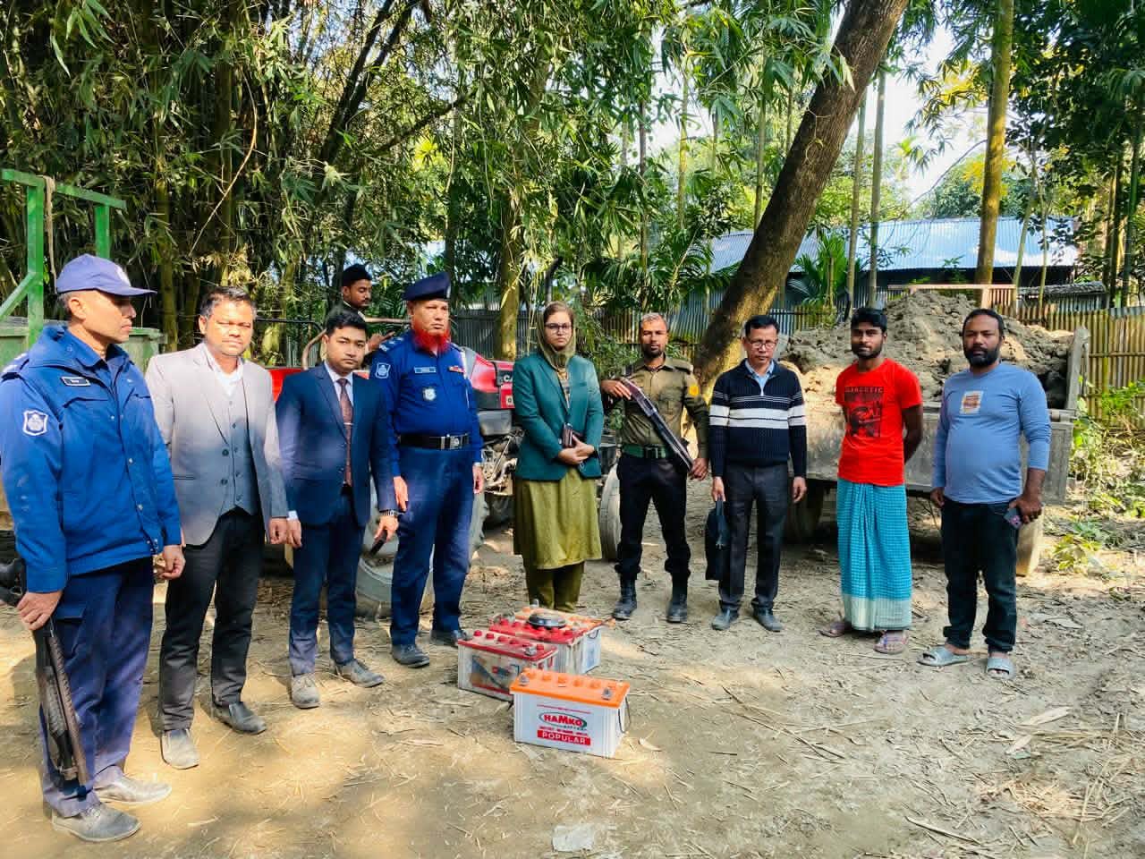 রাজারহাটে অবৈধভাবে কৃষিজমির মাটি কর্তন,৪ লাখ টাকা জরিমানা ও যানবাহন জব্দ।