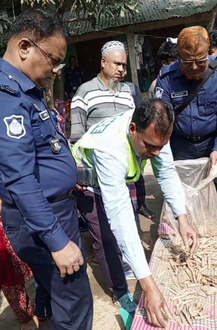 নরসিংদীর শিবপুর ভরতের কান্দি হাজী গিয়াস উদ্দিন এর বাড়ি থেকে ৩৩১ টি পুরাতন গুলি উদ্ধার করেছেন পুলিশ