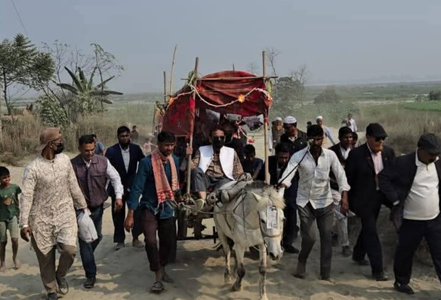 যমুনার বালুচরে ব্যতিক্রমী প্রচারণা, ঘোড়ার গাড়িতে চড়ে ভোট প্রার্থনা