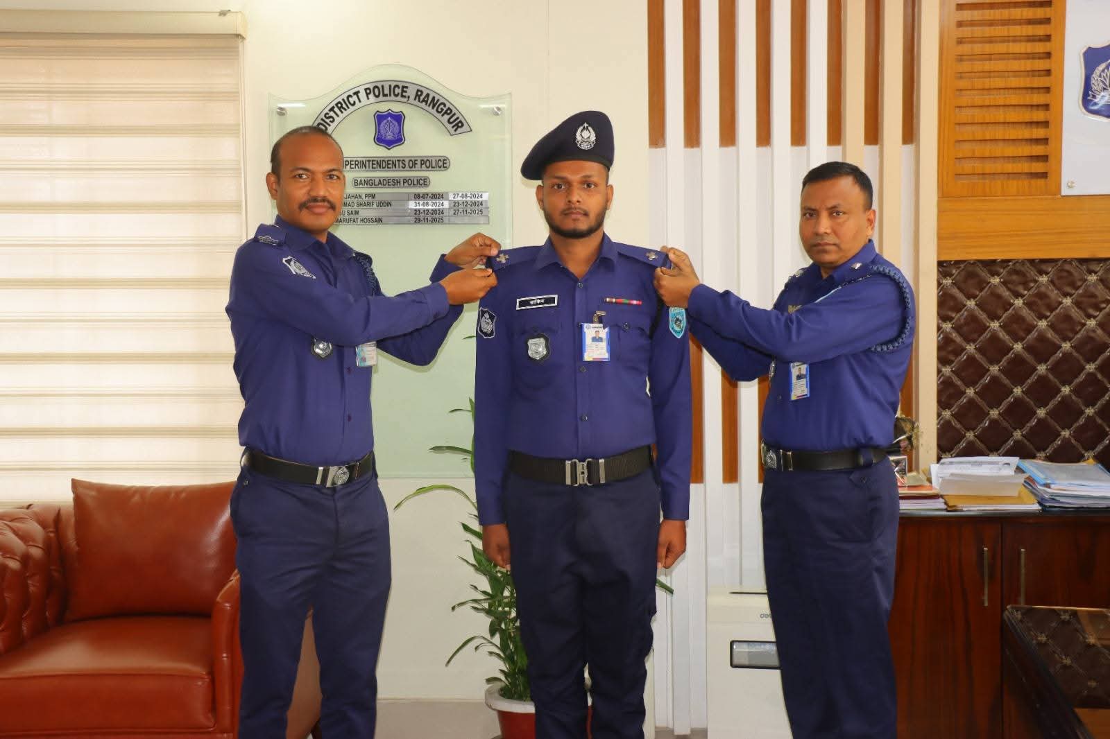 পদোন্নতি প্রাপ্ত পুলিশ সদস্যদের র‍্যাংক ব্যাজ পরালেন পুলিশ সুপার